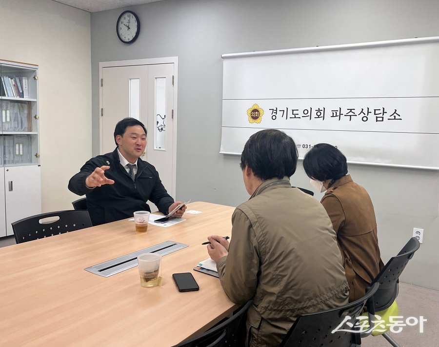 경기도의회 고준호 의원(국민의힘, 파주1)은 지난 27일 파주상담소에서 미군 반환공여지 개발 사업 추진 경과와 향후 계획에 대한 보고를 받았다. 사진제공|고준호 도의원