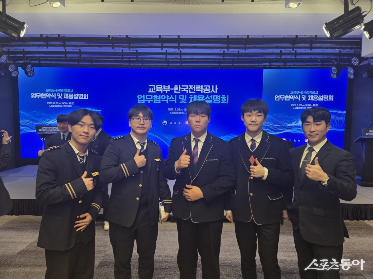 나주공업고 박현범 교사와 학생들이 한전 업무협약식 및 채용설명회에 참석해 취업에 대한 결의를 다지고 있다. 사진제공=전남도교육청