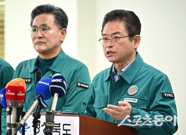 이철우 경북도지사(오른쪽)가 경북지역 대형산불과 관련해 이재민 지원 등 5대 추진 방향을 발표하고 있다. 사진제공 ㅣ 경북도