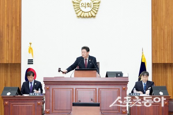 이동협 경주시의회 의장이 제289회 임시회 제2차 본회의를 진행하고 있다. 사진제공 ㅣ 경주시의회