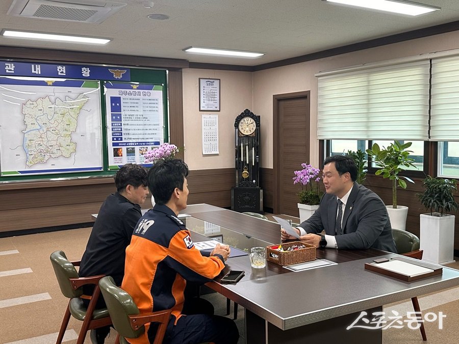 경기도의회 고준호 의원(국민의힘, 파주1)은 지난 28일, 전날 발생한 파주시 조리읍 장곡리 야산 산불 현장을 방문하고, 파주소방서장과의 실무협의를 통해 지역 재난 대응 체계 전반에 대한 점검을 진행했다. 사진제공|고준호 도의원