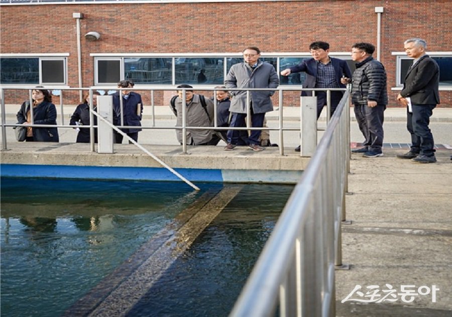 인천광역시(시장 유정복) 상수도사업본부는 지난 28일 수산정수장에서 박정남 본부장과 산하 간부 공무원 15명 전원이 참석한 가운데 ‘찾아가는 현장 확대간부회의’를 개최했다. 사진|인천시청