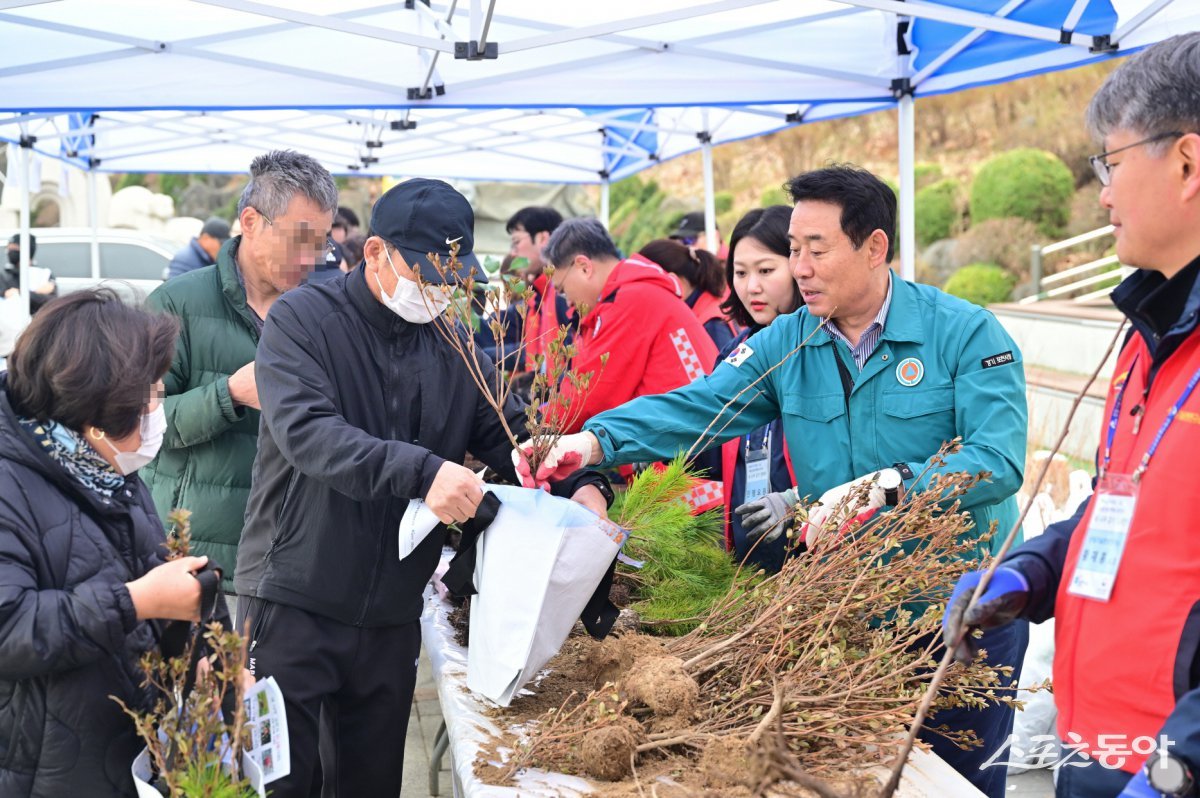백영현 시장(오른쪽 두번째)이 지난 28일 포천체육공원에서 시민을 대상으로 ‘내 나무 갖기 캠페인’에서 시민들에게 나무 나눠주고 있다. 사진제공ㅣ포천시