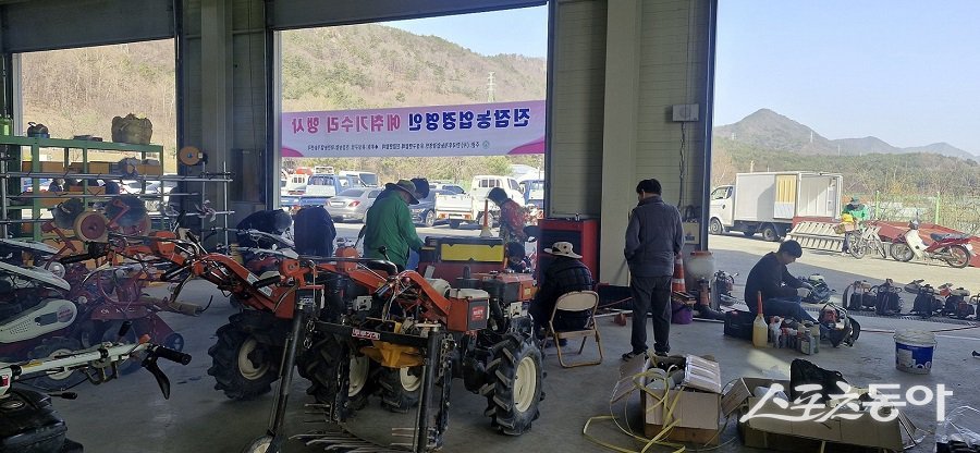 대전농기센터 영농철 맞아 예초기 수리 봉사 모습. 사진제공|대전시청