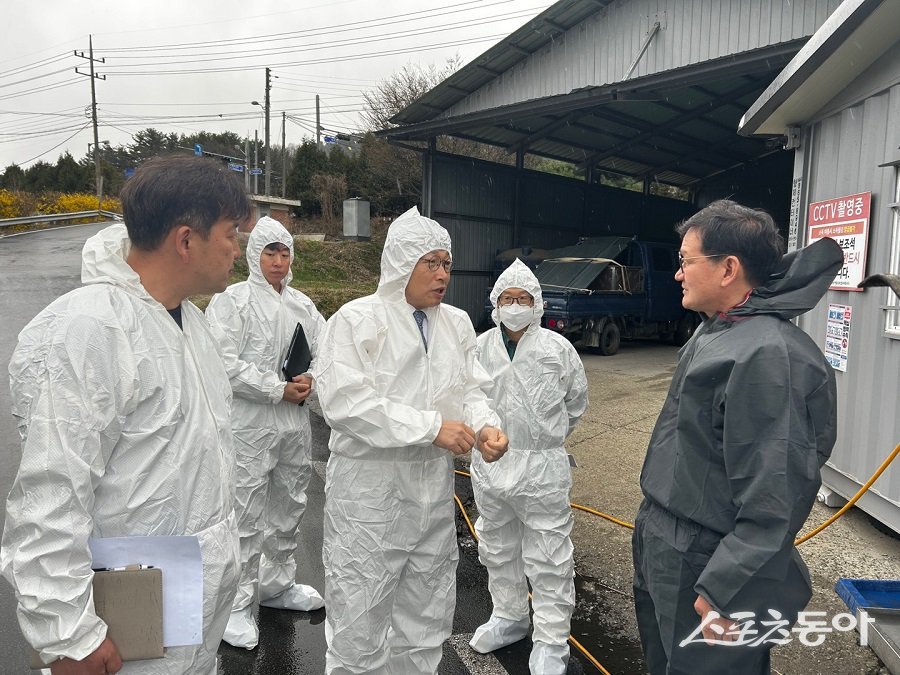이승원 세종특별자치시 경제부시장은 지난 29일 부강면 충광농원을 방문해 고병원성 조류인플루엔자(AI) 확산 방지를 위한 밀집사육단지 방역 상황을 점검했다. 사진제공｜세종시청