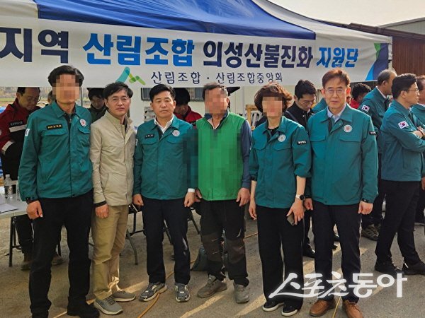 서석영 경북도의원(왼쪽 세번째)이 의성 산불 지원 현장에서 동료들과 기념사진을 찍고 있다. 사진 ㅣ 서석영 의원 페이스북