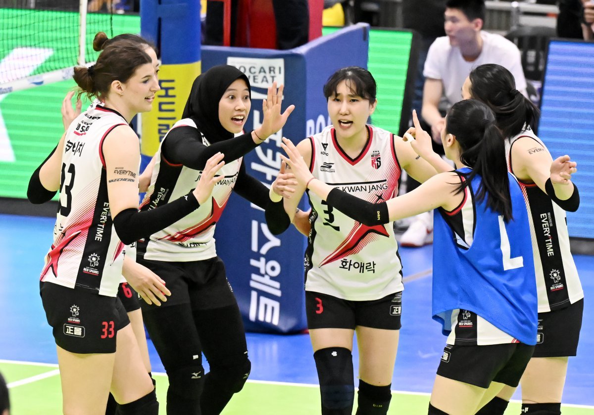정관장 선수들이 29일 수원체육관에서 열린 현대건설과 V리그 여자부 PO 3차전 원정경기 도중 득점한 뒤 서로를 격려하고 있다. 사진제공|KOVO
