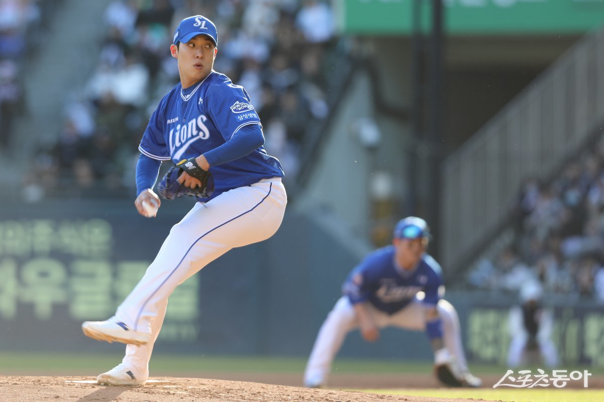 삼성 원태인이 29일 잠실 두산전에 선발등판해 힘차게 공을 던지고 있다. 그는 첫 1군 등판을 5이닝 2실점으로 잘 마쳤다. 사진제공｜삼성 라이온즈