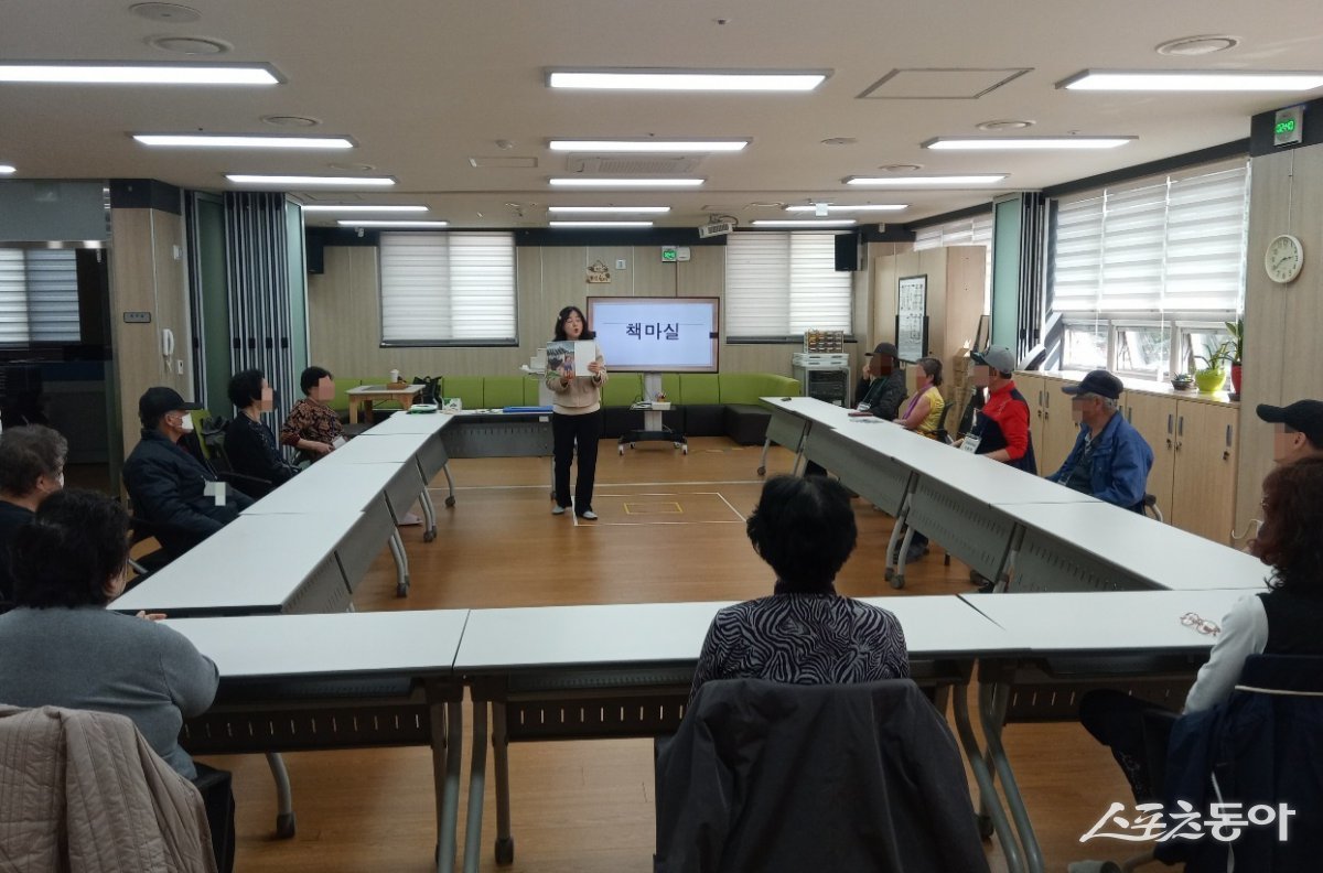 인천 계양구 치매안심센터, 경증 치매 어르신 위한 ‘서운 책마실’을 진행하고 있다. 사진제공|인천 계양구청