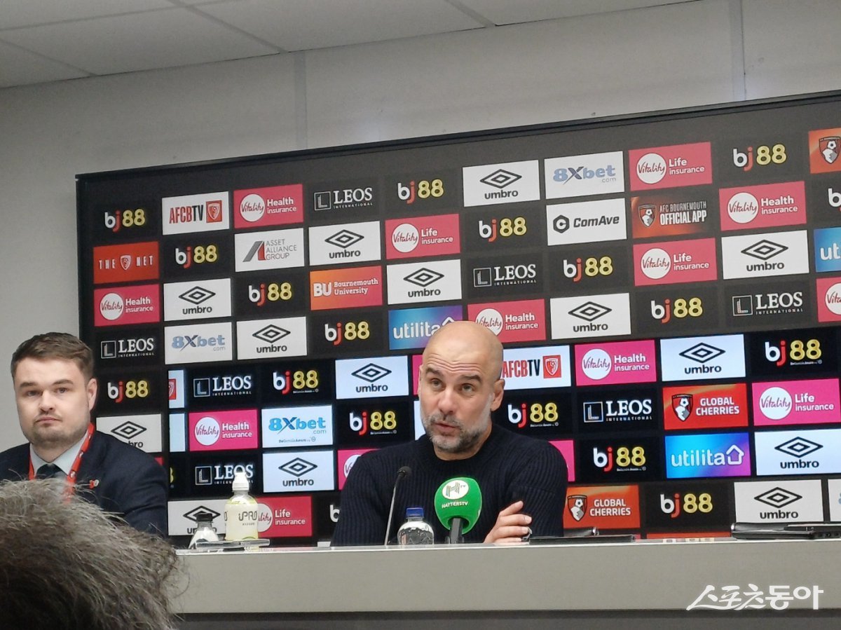 지난해 11월 영국 본머스의 바이탈리티 스타디움에서 열린 본머스와 EPL 원정경기에서 패한 펩 과르디올라 맨시티 감독이 아쉬운 표정을 짓고 있다. 스포츠동아DB