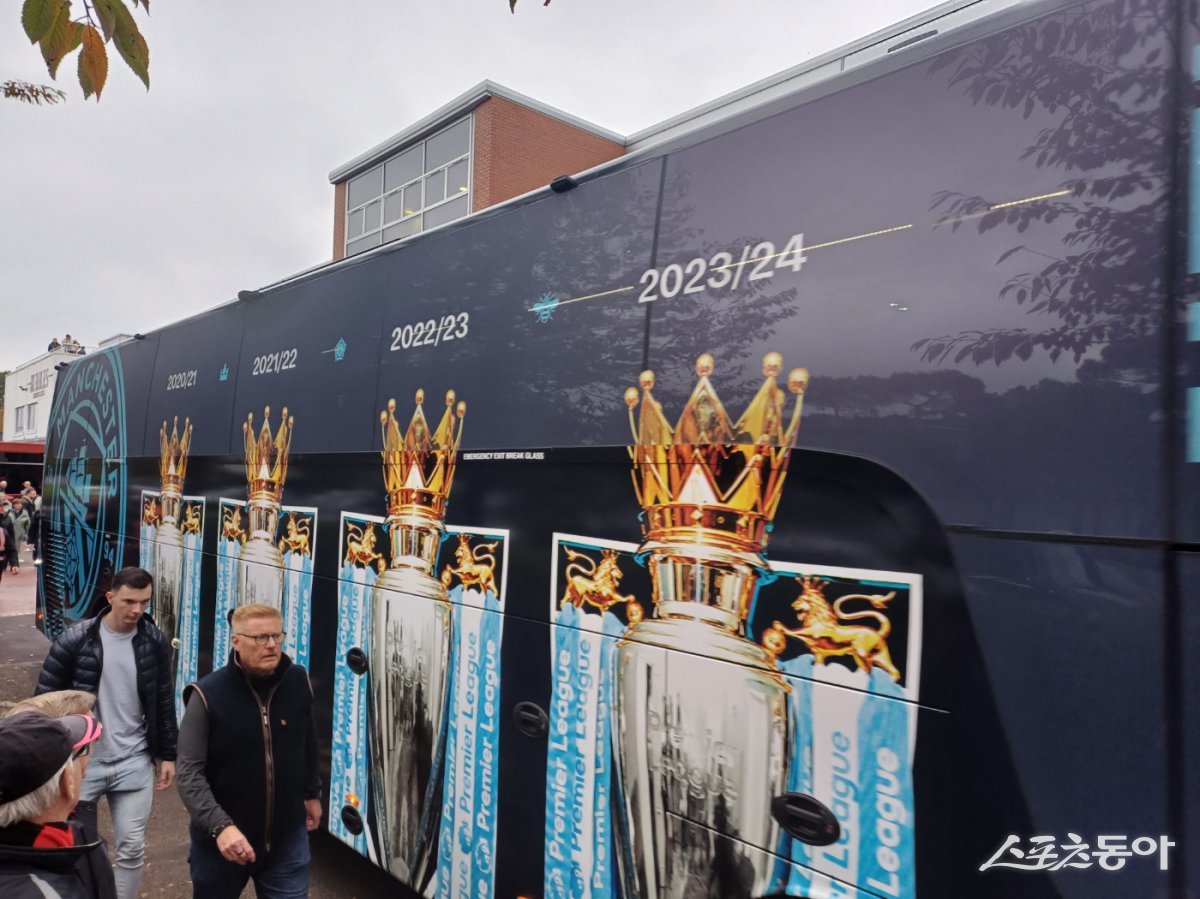 맨시티 선수단이 탑승한 버스가 지난해 11월 본머스와 EPL 원정경기에 앞서 영국 본머스 바이탈리티 스타디움에 정차하고 있다. 스포츠동아DB