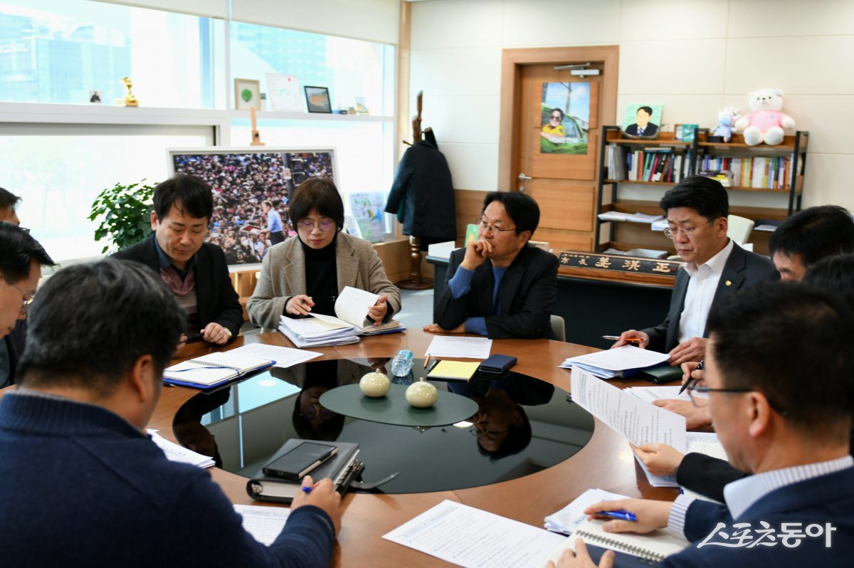 강기정 광주광역시장은 31일 시청에서 기자들에게 실국장단과 매일 아침 진행하는 일일상황회의를 탄핵 선고 때까지 일일경제상황점검회의로 전환한다고 밝혔다. 사진제공=광주광역시