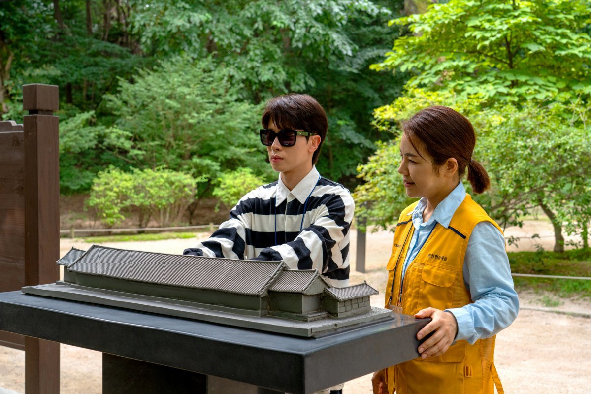 서울 종묘에 비치한 촉각 모형을 만지고 있는 시각장애인 참가자         사진제공｜서울관광재단