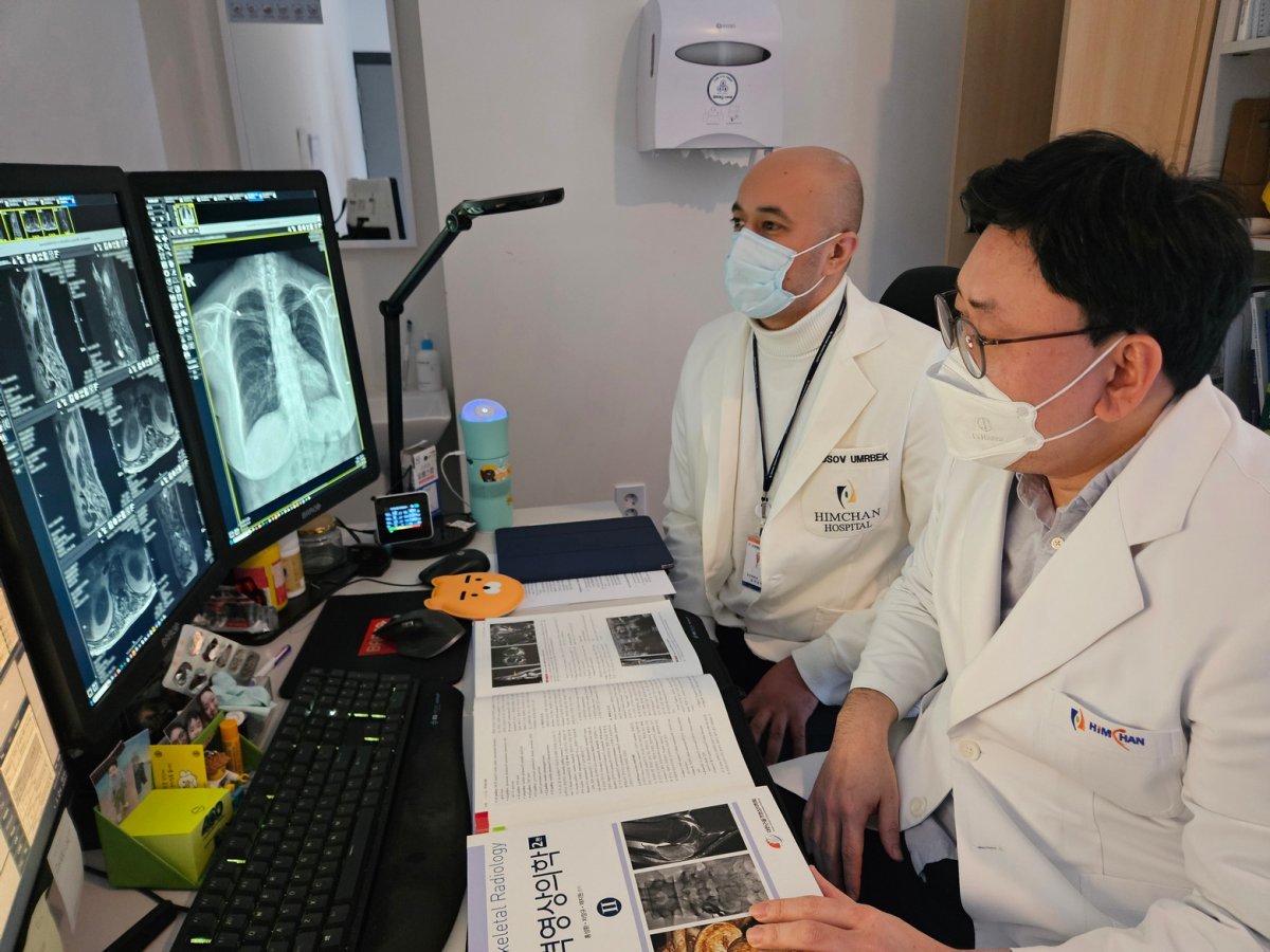 인천힘찬종합병원 영상의학과 정진호 과장이 우즈벡 의사에게 교육을 진행하고 있다           사진제공｜힘찬병원