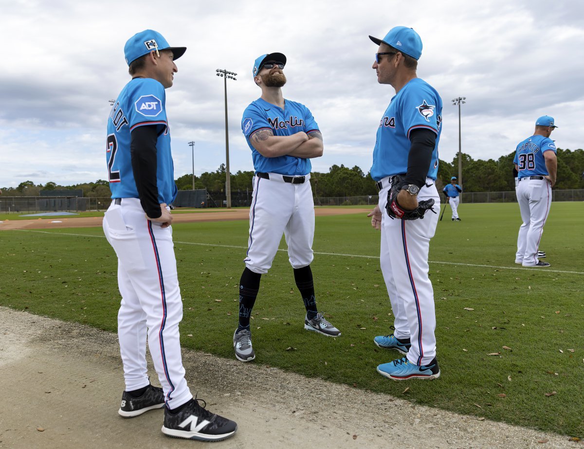 일명 ‘어뢰’ 배트를 개발한 마이애미의 애런 리언하르트 필드 코디네이터(왼쪽)가 지난 2월 17일(한국시간) 로저딘스타디움에서 열린 스프링 트레이닝 도중 클레이튼 맥컬러 감독과 대화하고 있다. 주피터(미 플로리다주)｜AP뉴시스