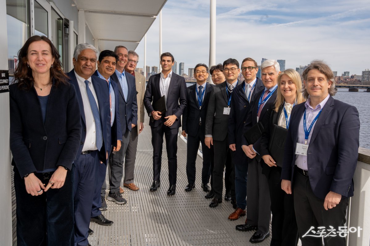 HD한국조선해양이 현지시간 3월 18일 MIT에서 ‘MIT 조선해양 컨소시엄’의 발족식을 가졌다. 테미스 삽시스 MIT 해양공학센터장(오른쪽 첫 번째), 장광필 HD한국조선해양 미래기술연구원장(오른쪽 일곱번째). 사진제공 |HD한국조선해양