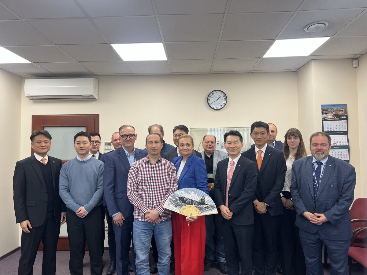 한화오션 관계자들이 나우타(Nauta) 조선소를 방문해 이 회사 대표 모니카(왼쪽에서 다섯번째) 사장을 비롯한 관계자들과 함정건조 및 MRO사업 협력에 대해 방안을 협의했다. 사진제공 ｜한화오션