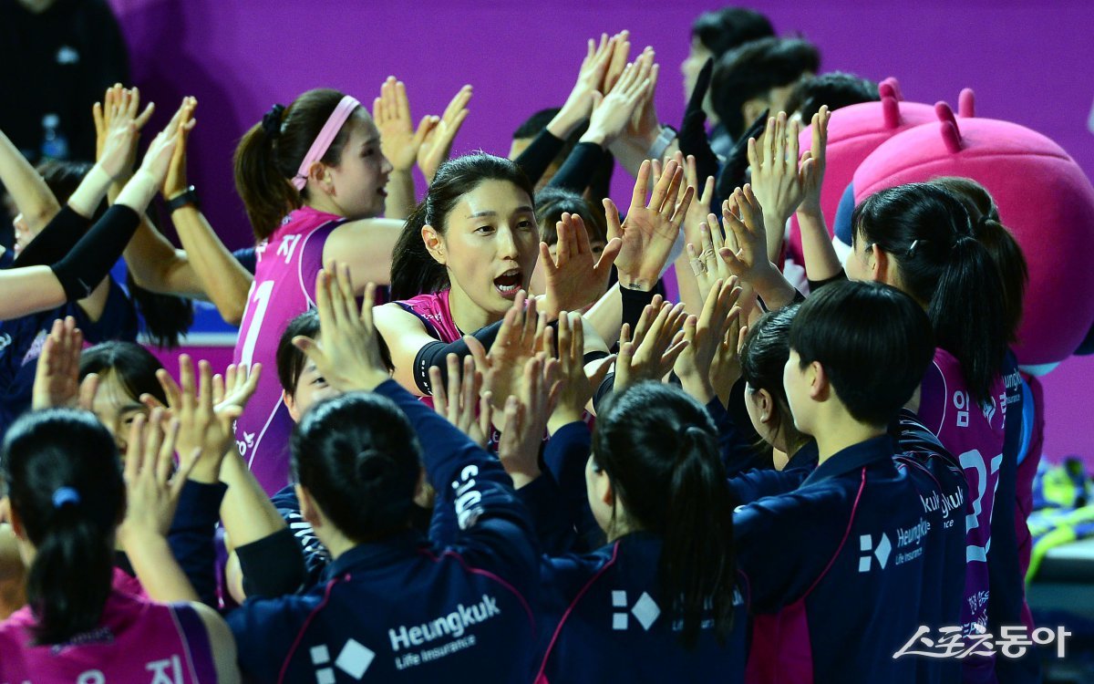 올 시즌을 끝으로 은퇴를 선언한 흥국생명 김연경이 자신의 챔프전 통산 득점 1위 기록을 얼마나 더 늘릴지 궁금하다. 31일 인천삼산월드체육관에서 열린 정관장과 챔프 1차전에서 셧아웃 승리를 거둔 뒤 동료들과 기뻐하는 김연경. 인천|김민성 기자 marineboy@donga.com