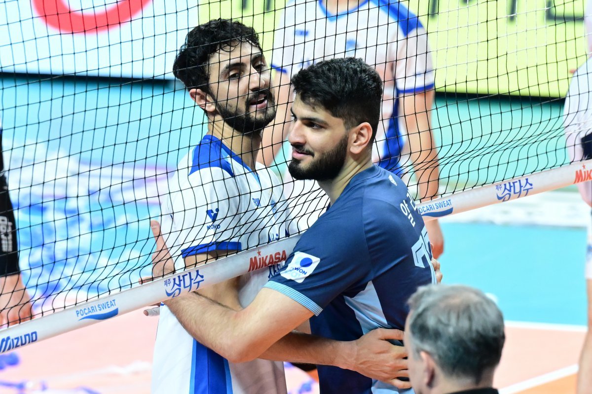 올 시즌 V리그에선 우리카드 알리(오른쪽)와 삼성화재 파즐리가 성공작으로 거듭나 향후 이란 선수를 향한 수요가 높아질 것으로 보였다. 그러나 배구계에선 경기 외적인 이유로 이란 선수의 영입을 꺼리는 분위기다. 사진제공｜KOVO