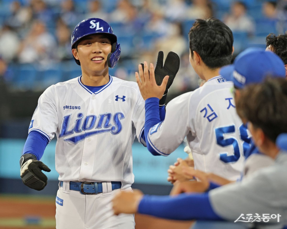 삼성은 김지찬과 이재현으로 새로운 테이블세터진을 꾸려 팀의 득점생산력을 최대한 끌어내고 있다. 이재현(왼쪽)이 경기 도중 삼성 김지찬과 하이파이브하고 있다. 사진제공｜삼성 라이온즈.