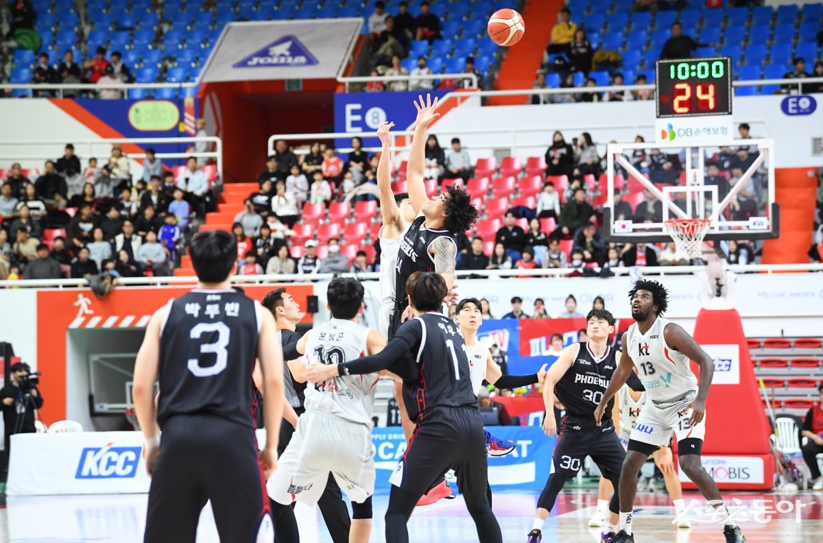 3월 2일 울산동천제육관에서 벌어진 현대모비스-KT전. 두 팀은 2위 자리를 놓고 3일 같은 장소에서 정규리그 6라운드 마지막 맞대결을 펼친다. 사진제공｜KBL