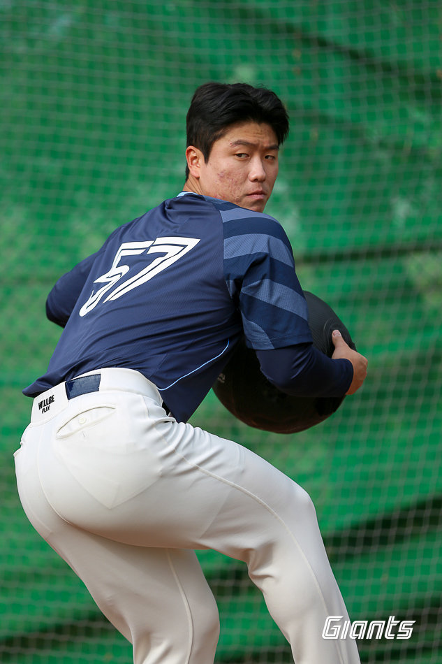 롯데 좌완 정현수는 겨우내 투구폼을 직접 연구하고 다듬었다. 구위의 기복을 줄이는 것과 동시에 디셉션의 효과를 극대화하기 위해서다. 사진제공｜롯데 자이언츠