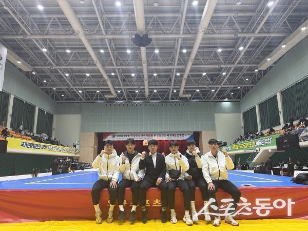 포항시체육회 우슈실업팀 선수들이 회장배 선수권대회서 파이팅하고 있다. 사진제공 ㅣ 포항시체육회