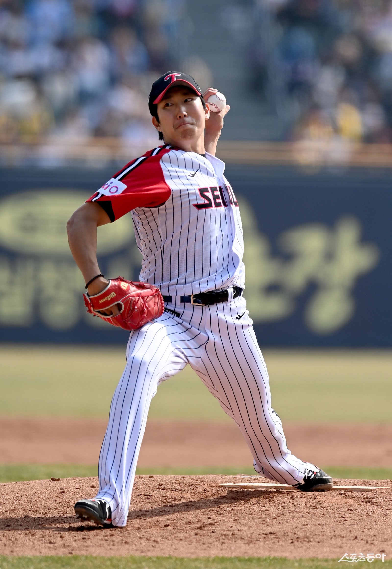 LG 손주영은 올 시즌 개막 후 2경기에 선발등판해 2승을 챙겼다. 개인적으로 설정한 시즌 15승 목표가 과하지 않음을 실력으로 증명하고 있다. 3월 23일 잠실 롯데전에 선발등판해 역투하는 손주영. 잠실|김종원 기자 won@donga.com