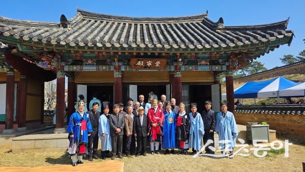 지난달 29일 고녕가야태조왕릉 고릉관에서 ‘고녕가야국 태조 고로대왕 대제’를 봉행하고 기념촬영을 하고 있다. 사진제공|상주시