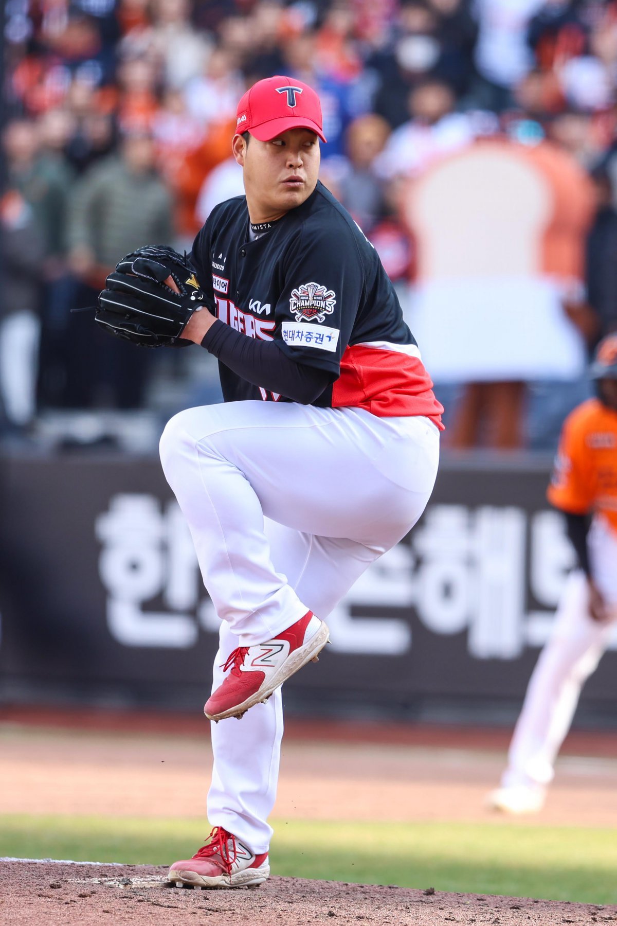 KIA 조상우가 30일 대전 한화생명볼파크에서 열린 2025 KBO리그 한화와 원정경기에 팀 4번째 투수로 등판해 공을 던지고 있다. 조상우는 이날 직구 최고 구속이 시속 148㎞까지 나왔다. 과거 키움 시절의 구속을 회복할 수 있을지 관심이 집중된다. 사진제공 ｜ KIA 타이거즈