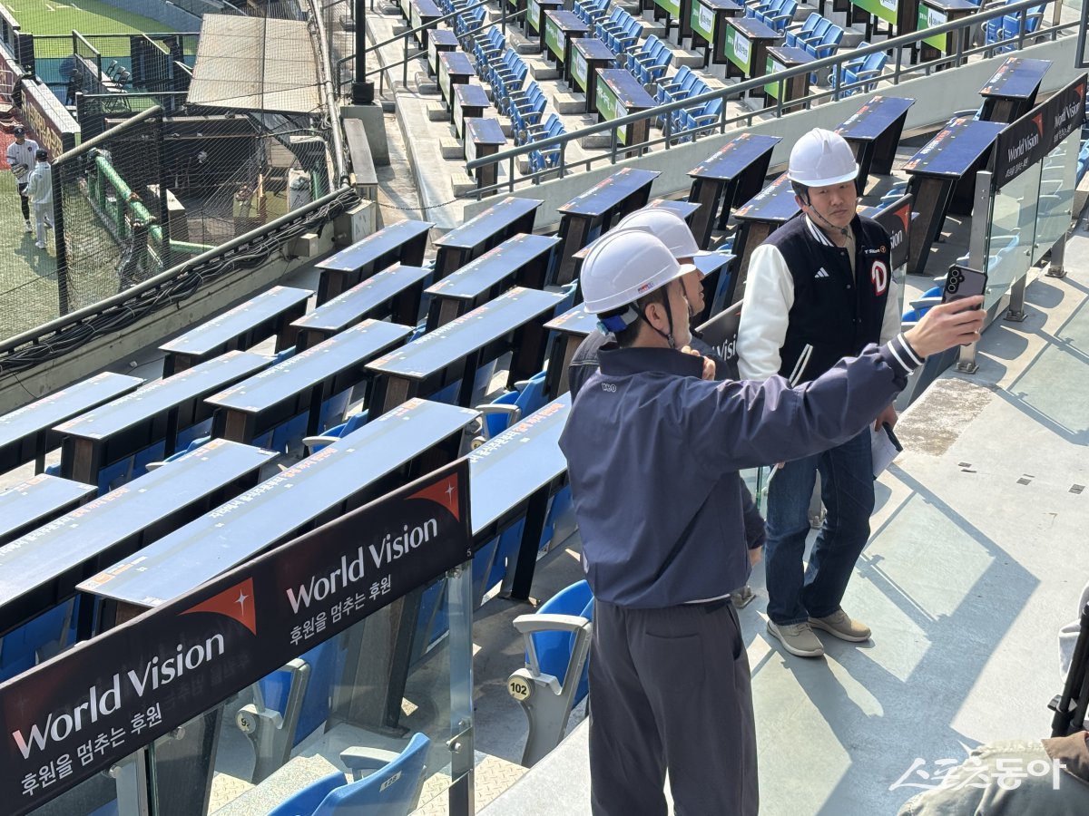 한용덕 KBO 경기운영위원(앞)이 1일 잠실구장에서 구장관리본부 관계자들과 시설물을 둘러보고 있다. 잠실｜강산 기자 posterboy@donga.com