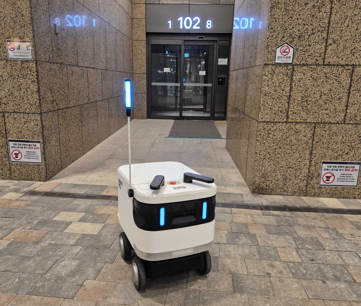 HDC현대산업개발이 단지 내 로봇 배송과 쓰레기 수거 로봇 시범 서비스를 앞두고 진행한 사전 테스트 모습. 사진제공 | HDC현대산업개발