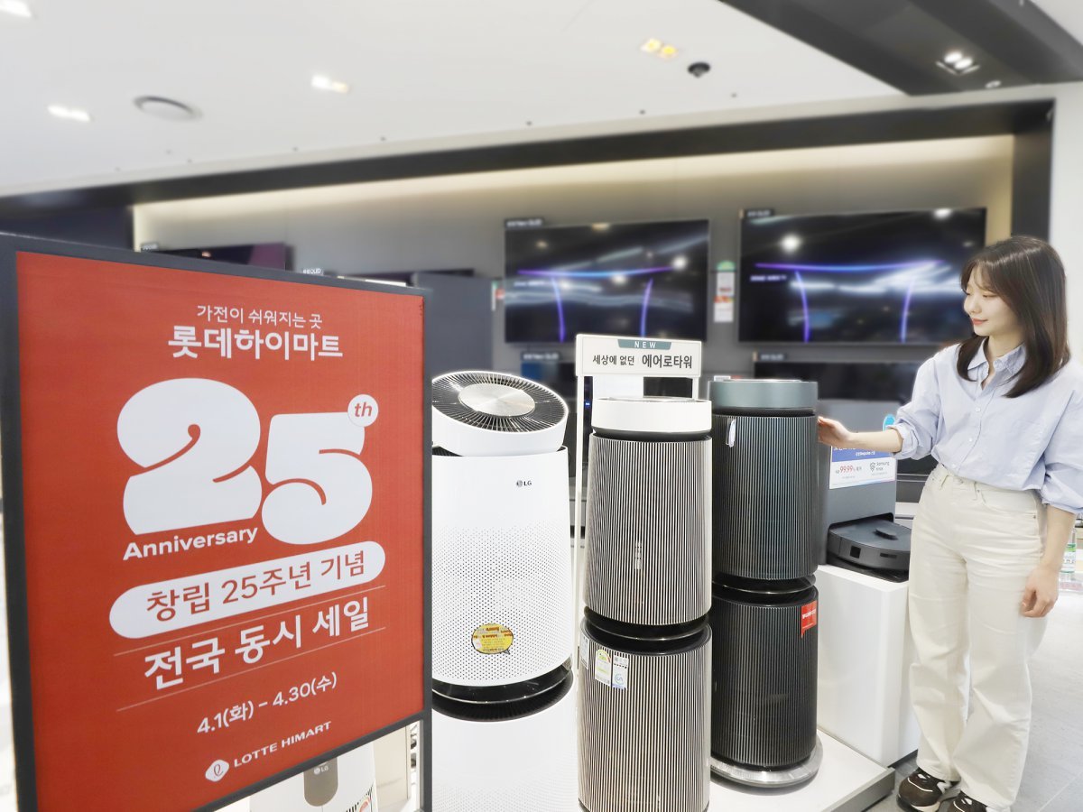 창립 25주년 기념 ‘전국 동시 세일’에서 공기청정기를 고르고 있는 모델. 사진제공｜롯데하이마트