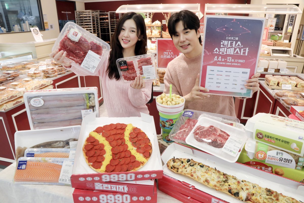 신세계가 4~13일 온·오프라인 주요 계열사가 총 출동하는 ‘2025 랜더스 쇼핑페스타’를 실시한다. ‘랜더스 쇼핑페스타’를 소개하고 있는 모델들. 사진제공|신세계