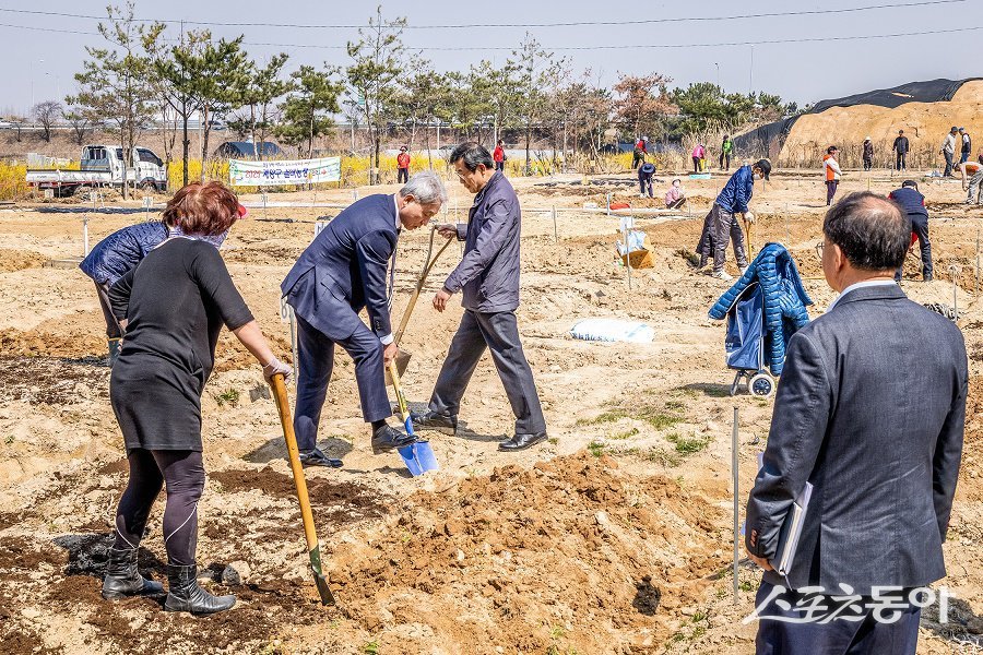 윤환 인천 계양구청장이 ‘계양실버농장’ 현장 방문했다. 사진제공|인천 계양구청