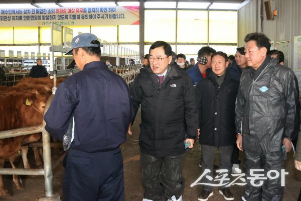 주낙영 경주시장이 불국동 소재 경주가축시장을 둘러보고 관계자들을 격려하고 있다. 사진제공 ㅣ 경주시
