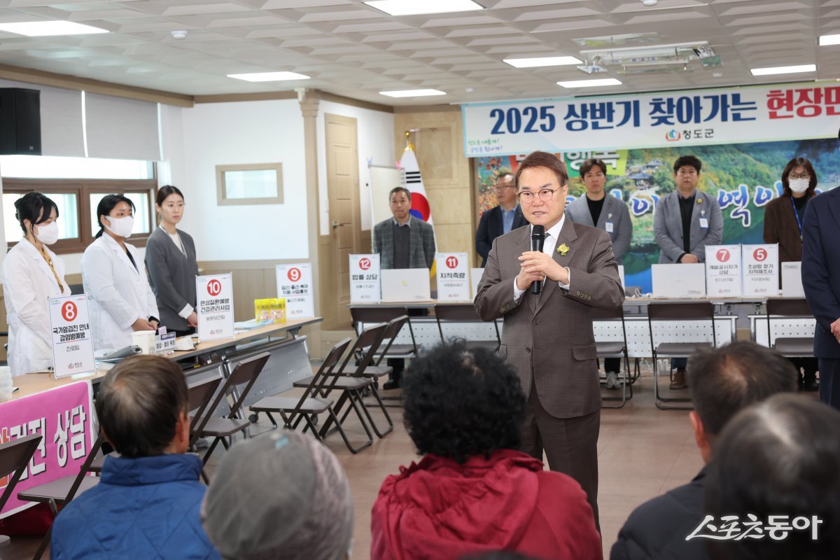 김하수 청도군수가 현장민원실에서 주민들과 소통하고 있다. 사진제공 ㅣ 청도군