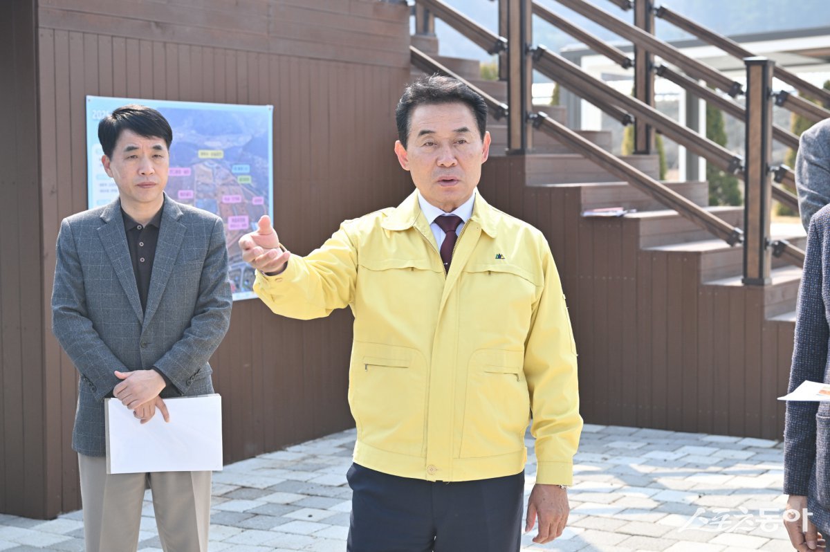 백영현 시장이 1일 관인면 중리 한탄강 생태경관단지 가든페스타 행사 예정지를 지도 점검하고있다. 사진제공ㅣ포천시