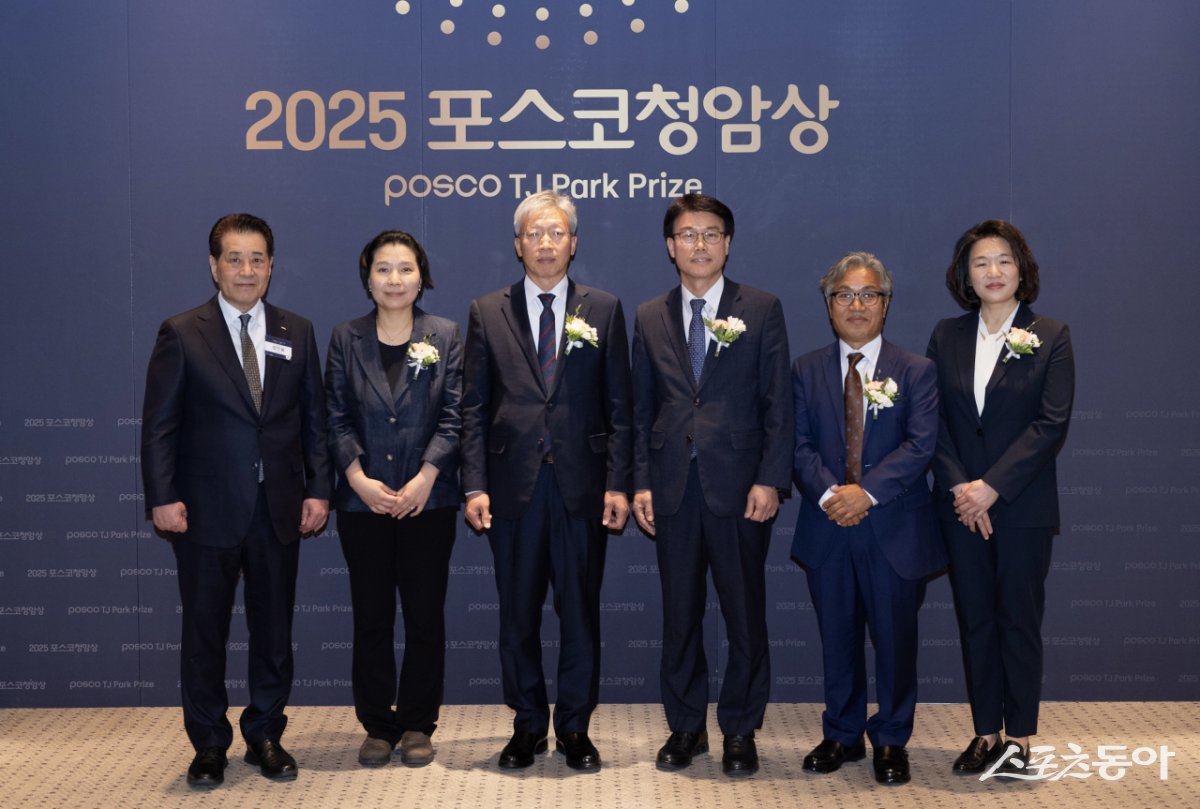 포스코청암재단은 2일 포스코센터에서 2025년 포스코청암상 시상식을 가졌다. (왼쪽부터) 장인화 포스코청암재단 이사장, 박문정 포스텍 교수, 김진동 레이크머티리얼즈 대표이사, 전용석 포항명도학교 교장, 이철용 사단법인 캠프 대표, 추혜인 살림의원 원장. 사진제공ㅣ포스코청암재단