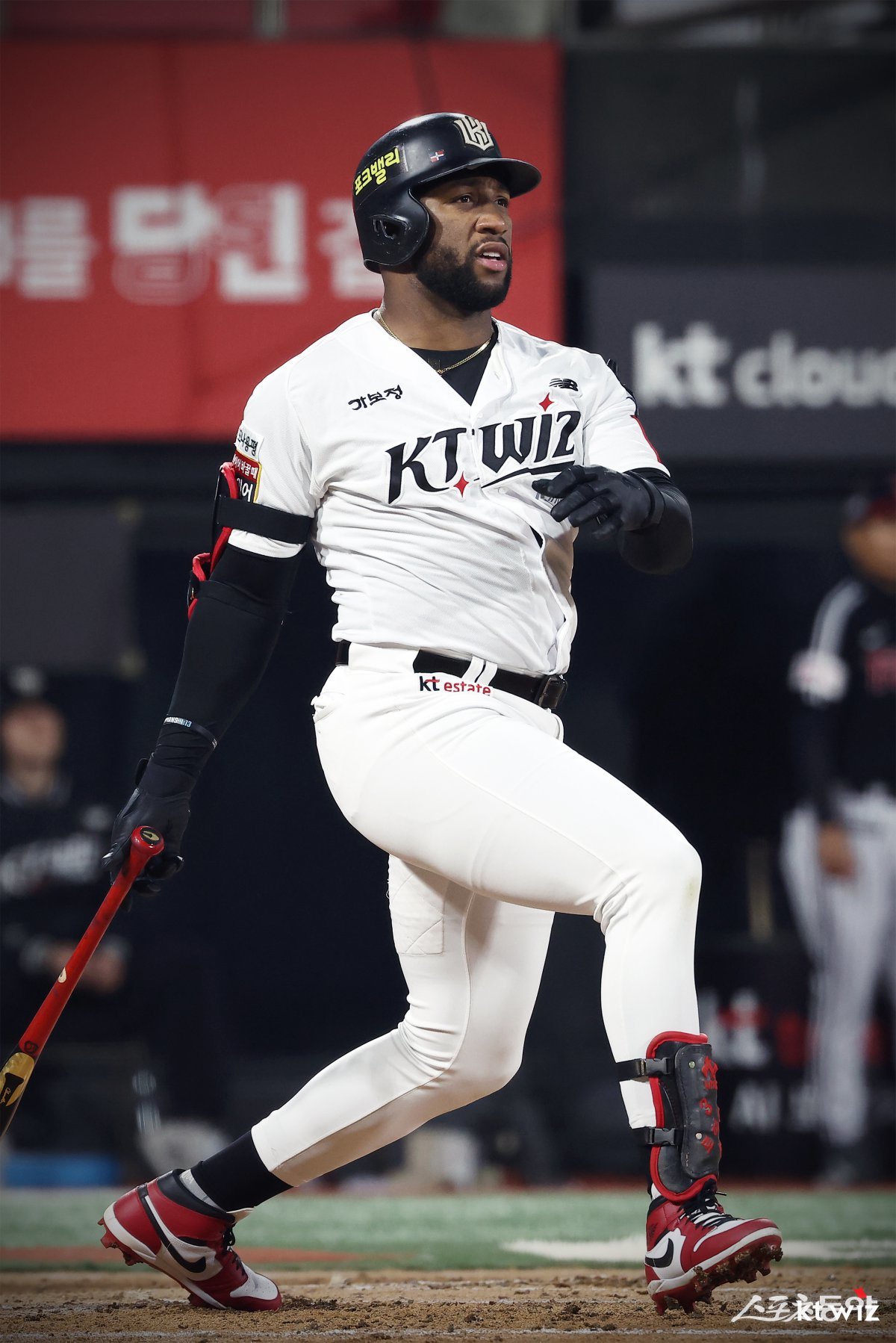 KT 멜 로하스 주니어가 2일 수원 LG전 1회말 2사 2루서 우월 2점홈런을 때리고 있다. KT는 1회말에만 대거 8점을 뽑아 LG의 개막 8연승을 저지했다. 사진제공|KT 위즈