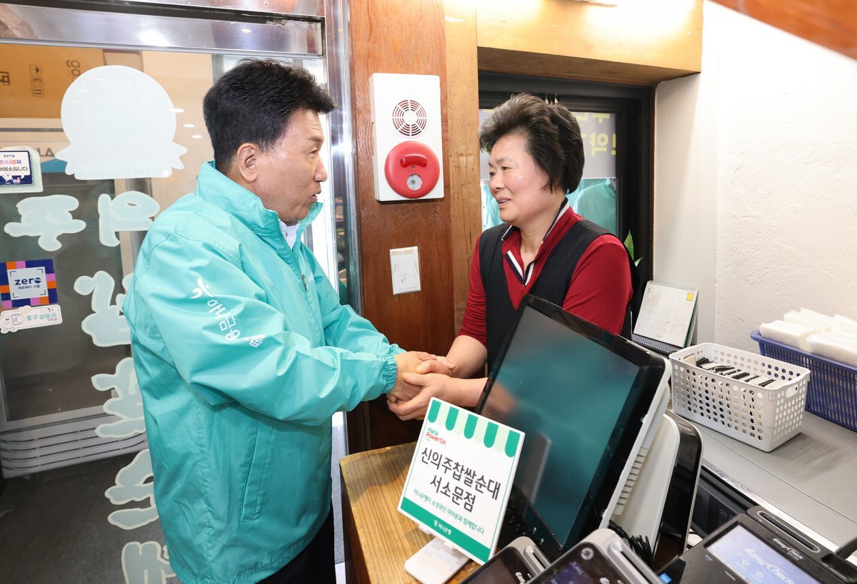 하나금융이 모든 이해관계자와 함께 성장하고, 더 나은 미래 가치 창출을 추구하는 ‘그룹 2.0 시대’를 선포했다. 연임 후 첫 행보로 지역사회 소상공인 사업장을 찾은 함영주 하나금융 회장(왼쪽). 사진제공|하나금융