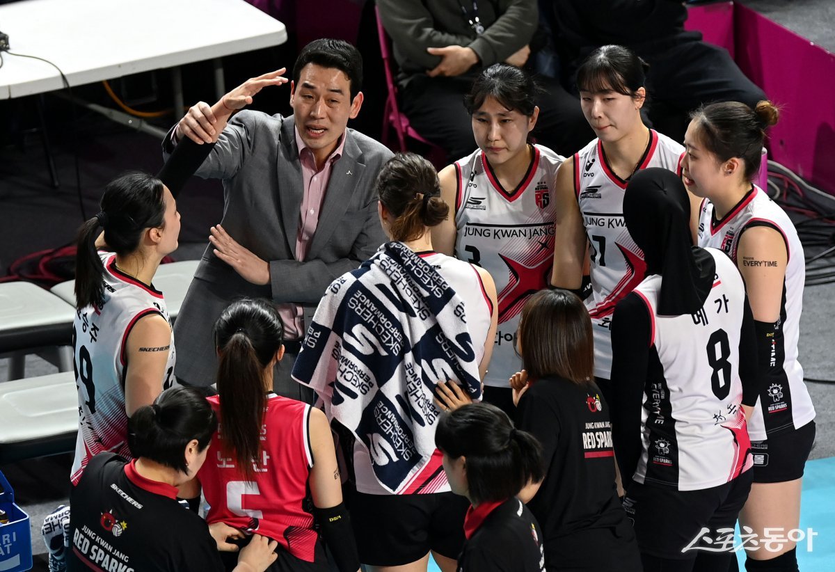 고희진 감독과 정관장 선수들이 2일 인천삼산월드체육관에서 열린 V리그 여자부 챔프 2차전 도중 작전타임을 갖고 경기를 복기하고 있다. 인천|김민성 기자 marineboy@donga.com