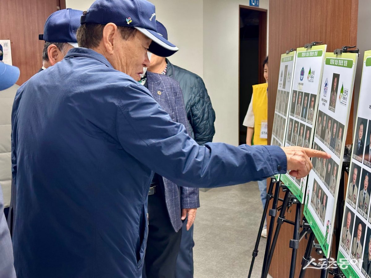 지난달 28일 사하구보훈회관 대강당에서 백세만세 ‘영원히 빛날 평화의 영웅’ 장수 사진 전달식이 열린 가운데 참석 유공자가 간이 전시회 사진을 구경하고 있다. (사진제공=신천지자원봉사단 부산서부지부)