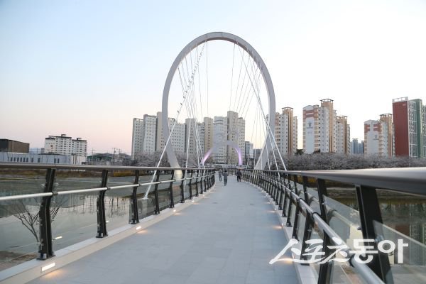 북천 보행교가 개통돼 시민들이 지나다니는 모습. 사진제공｜상주시