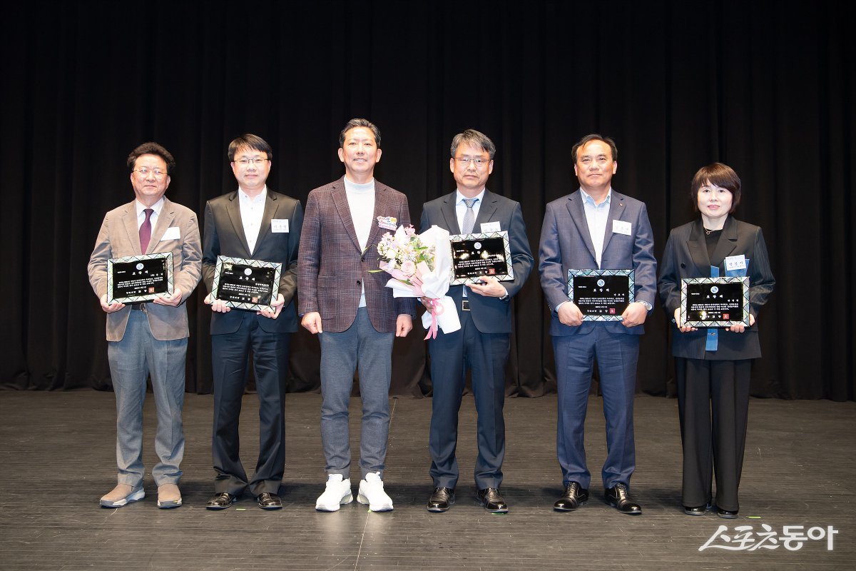 구미시 지방세 성실납세 유공자들이 표창을  수여한 뒤 김장호 구미시장과 기념촬영을 하고 있다. 왼쪽부터 박춘희 (주)톱텍 부사장, 이준열 삼성메디슨(주) 프로브제조그룹장, 김장호 구미시장, 이광노 (주)지아이에스 대표, 남효태 상신정밀 대표, 박경아 소성레이저 대표(배우자). 사진제공ㅣ구미시