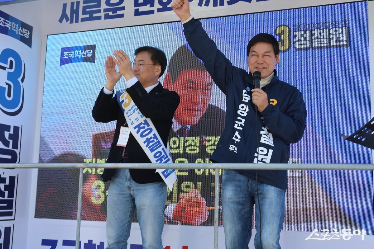 지난 3월22일 정철원 담양군수 후보(우측)가 담양군민들에게 선거 유세를 하고 있는 모습. 사진제공=양은주 기자