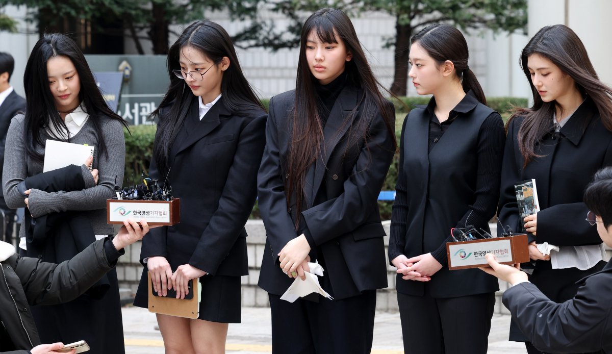어도어가 제기한 소속사 지위 보전 및 연예 활동금지 등 가처분 신청 관련 법원에 출석해 화제를 모았던 뉴진스 멤버 5인. 해당 가처분 신청은 ‘어도어로 돌아갈 것’이 요지인 법원의 ‘전부 인용’ 판단이 내려졌다. 사진|뉴시스