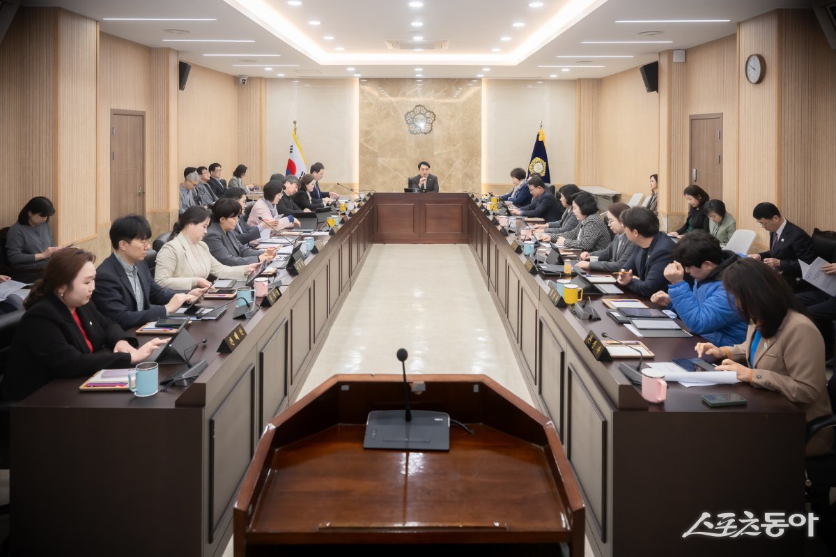 조성대 의장(가운데)이 3일 남양주시의회 소회의실에서 현안사항 보고회와 전체 의원 간담회를 열고 주요 시정현안 및 의회운영에 대한 논의를 하고 있다. 사진제공ㅣ남양주시의회