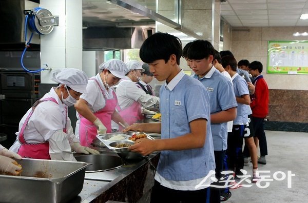 울진군, 울진초등학교 학생 급식. 사진제공 l 울진군