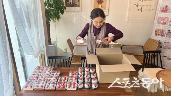 김영란 단미 대표가 봉사활동에 나눠줄 딸기 찹쌀떡을 포장하고 있는 모습. 사진제공｜포항 단미